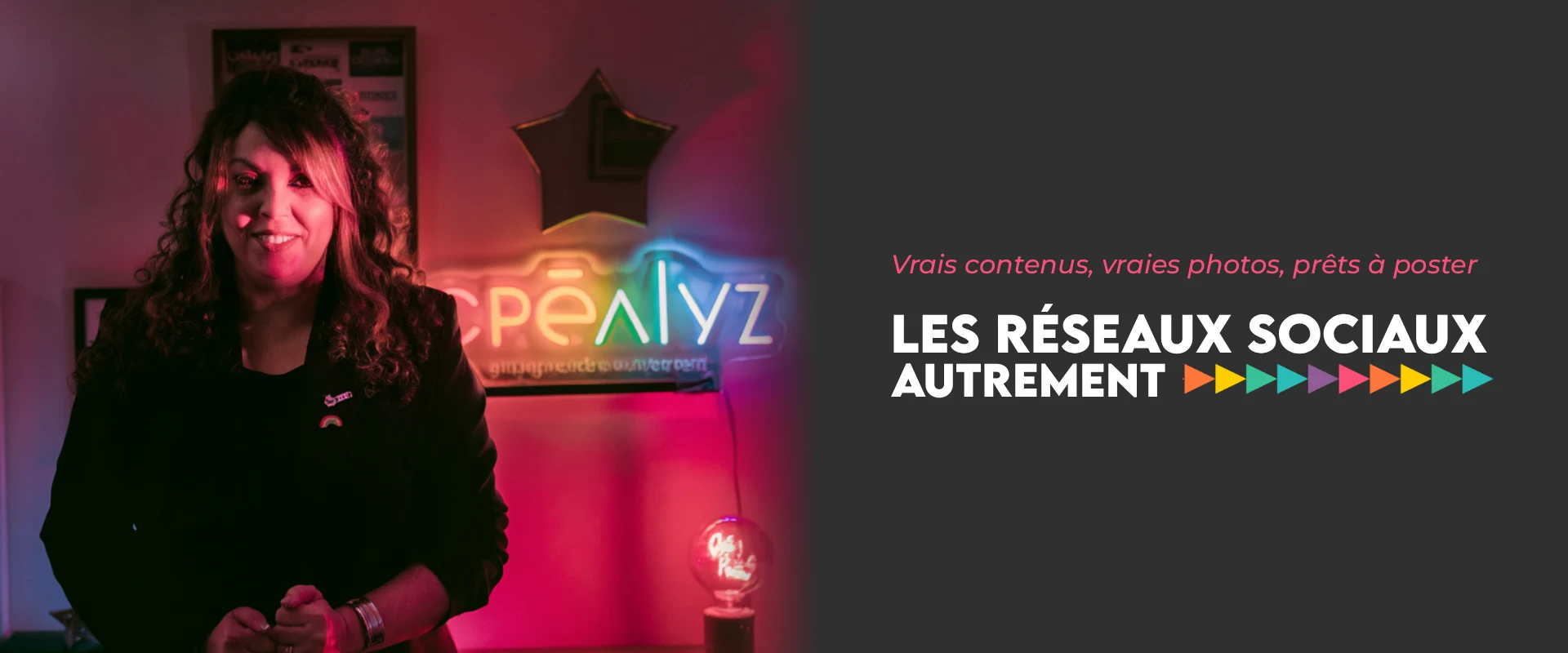 Carine Soriano, community manager à Alès, devant le néon Créalyz
