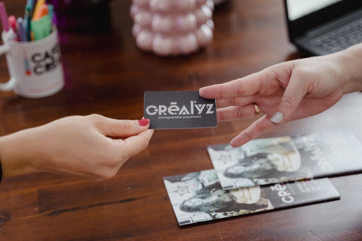 Remise d'une carte de visite Créalyz lors d'un rendez-vous découverte à Alès