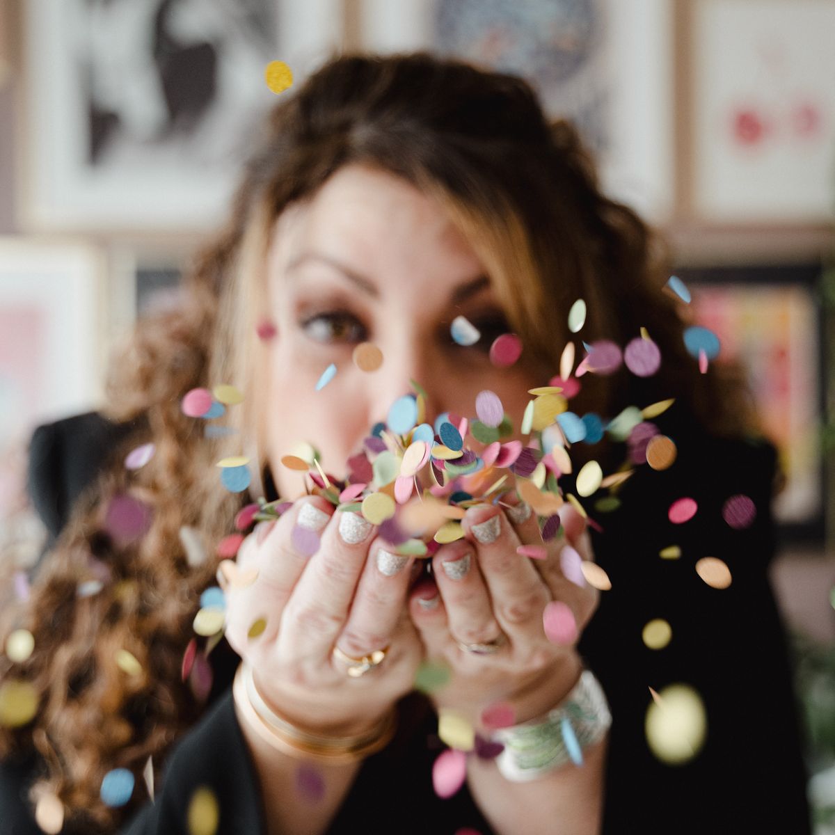 Carine Soriano souffle des confettis colorés